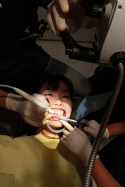 【歯科医師治療映像】年齢の割りに大量の歯石がこびりついたフリーターの歯石除去治療【特選画像53枚付】